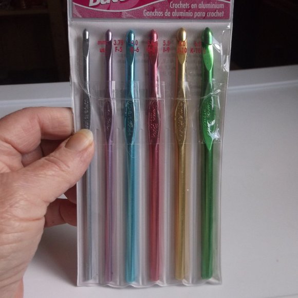 metal crochet hooks. - Picture 1 of 2